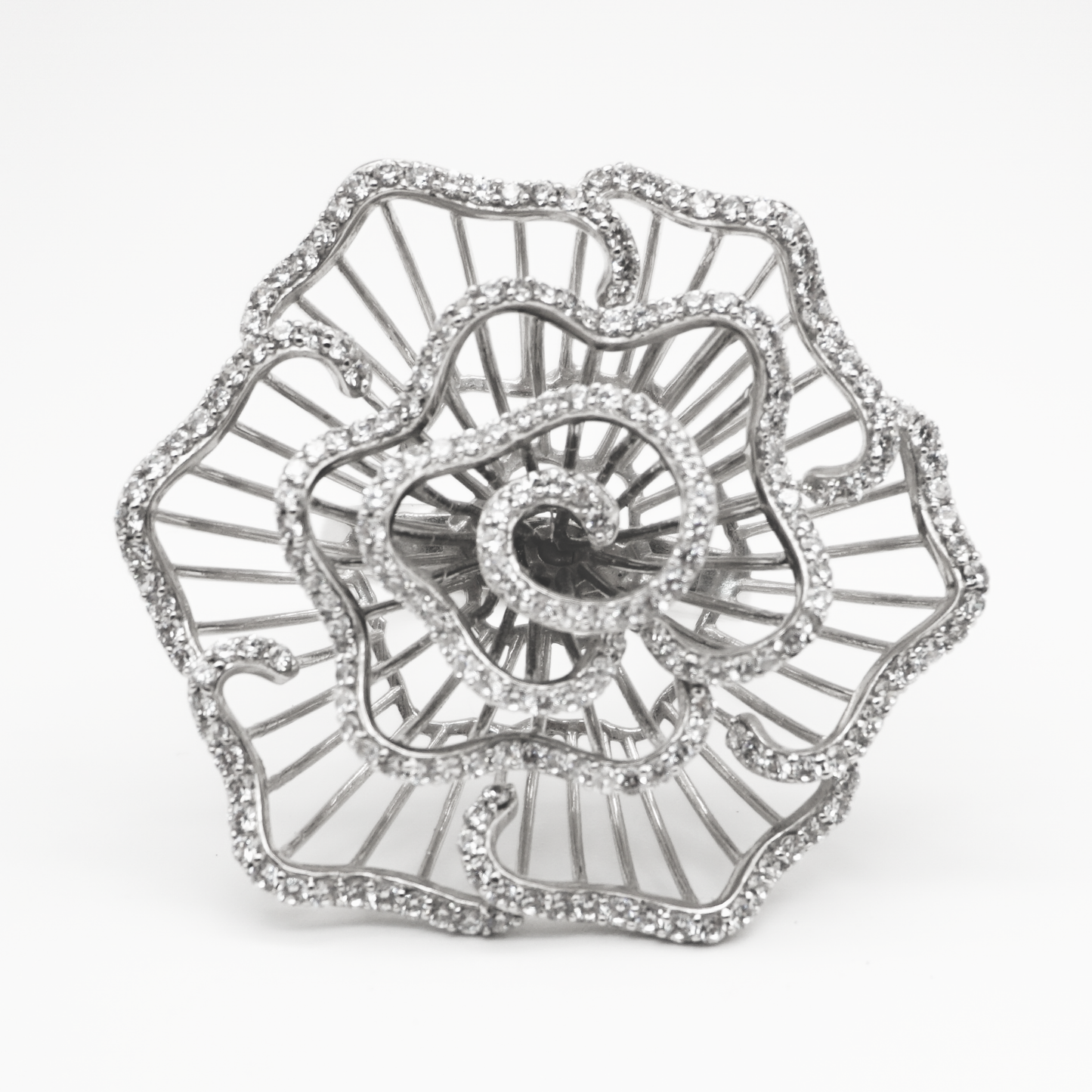 Anillo Flor de oro blanco con zirconias 14k
