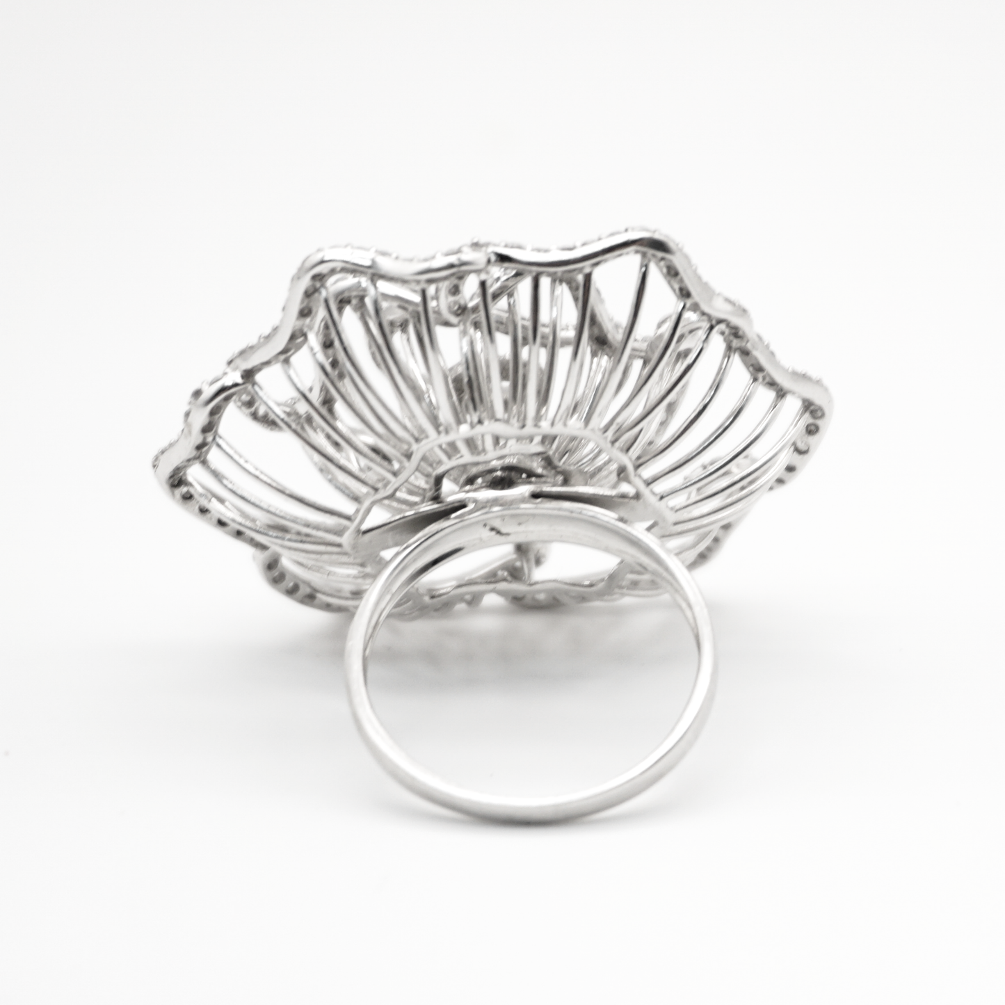 Anillo Flor de oro blanco con zirconias 14k