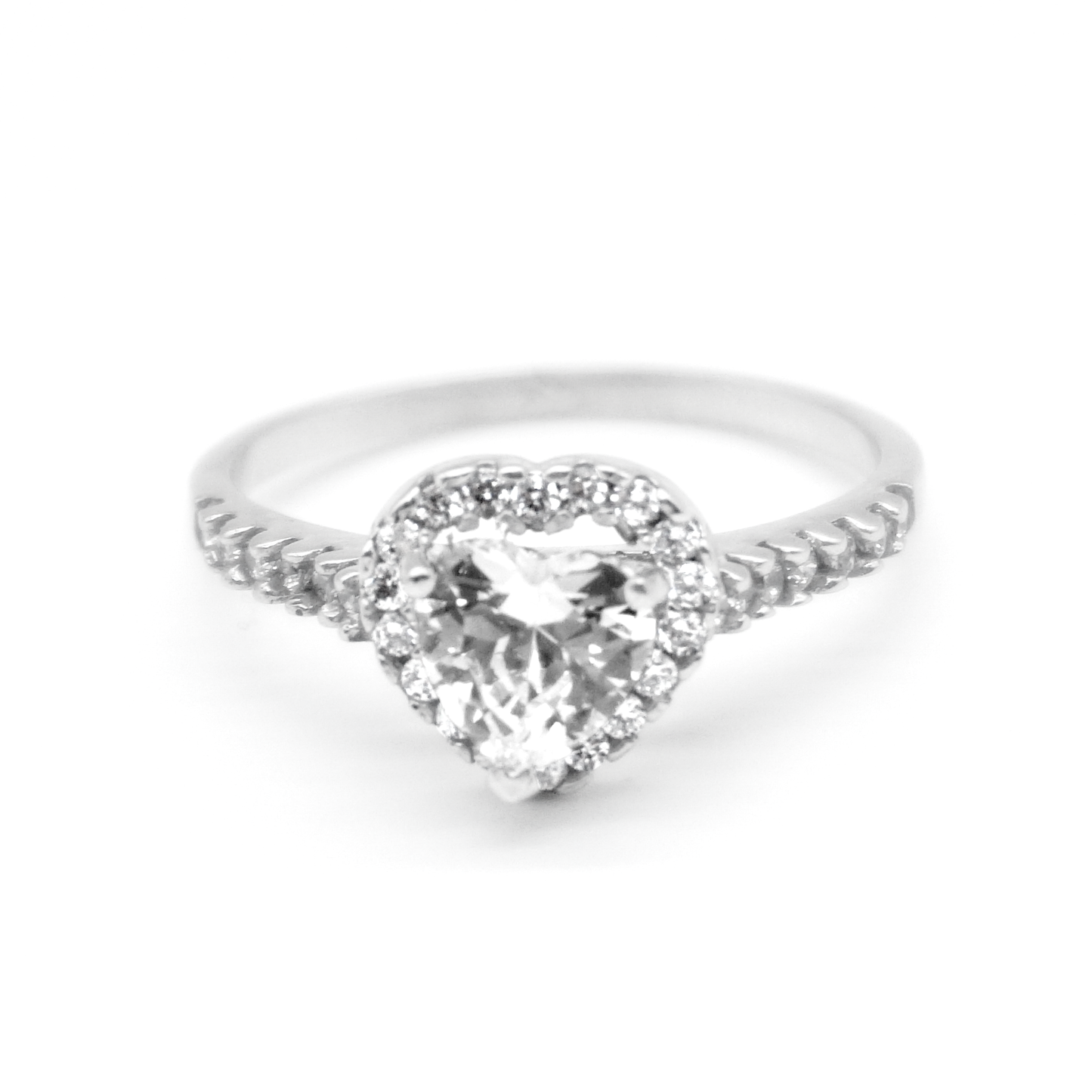 Anillo con piedra en forma de corazón de oro blanco 14k