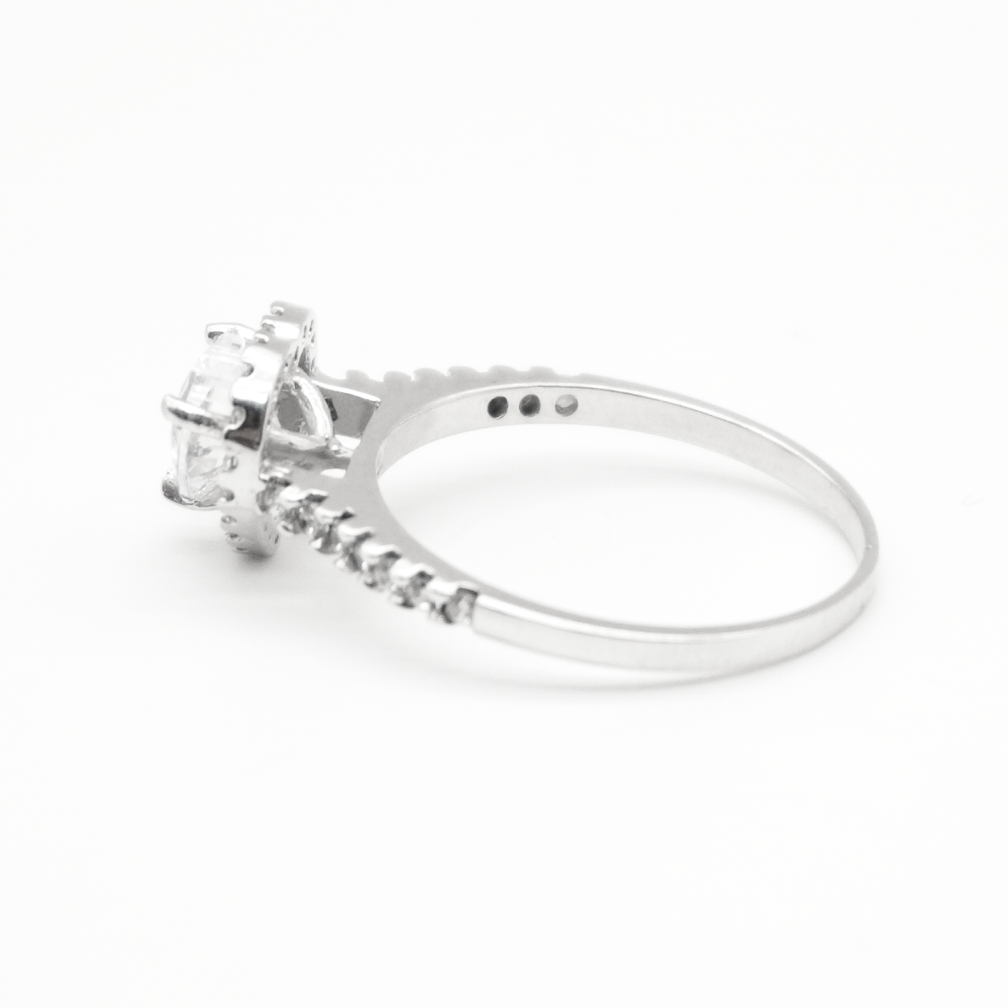 Anillo con piedra en forma de corazón de oro blanco 14k