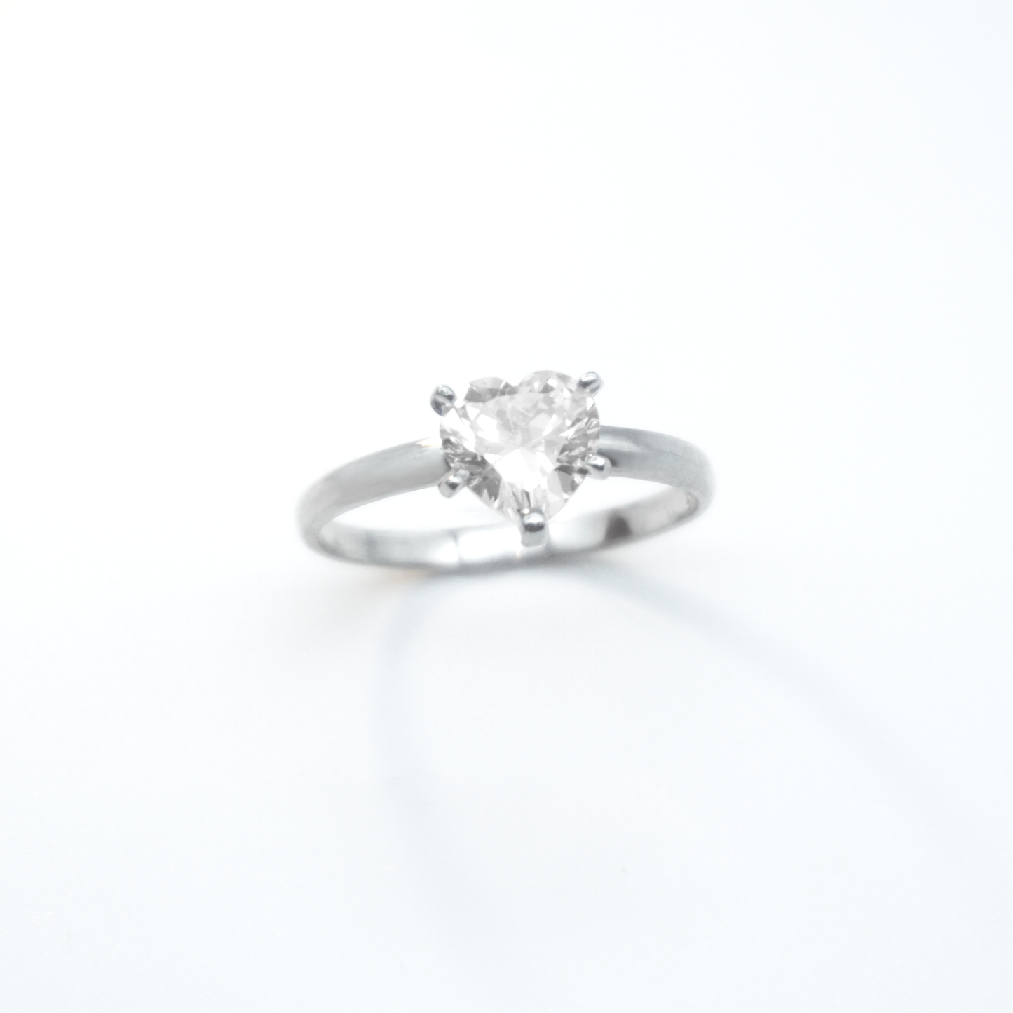 Solitario de oro blanco con zirconias | 14k | 2.2g