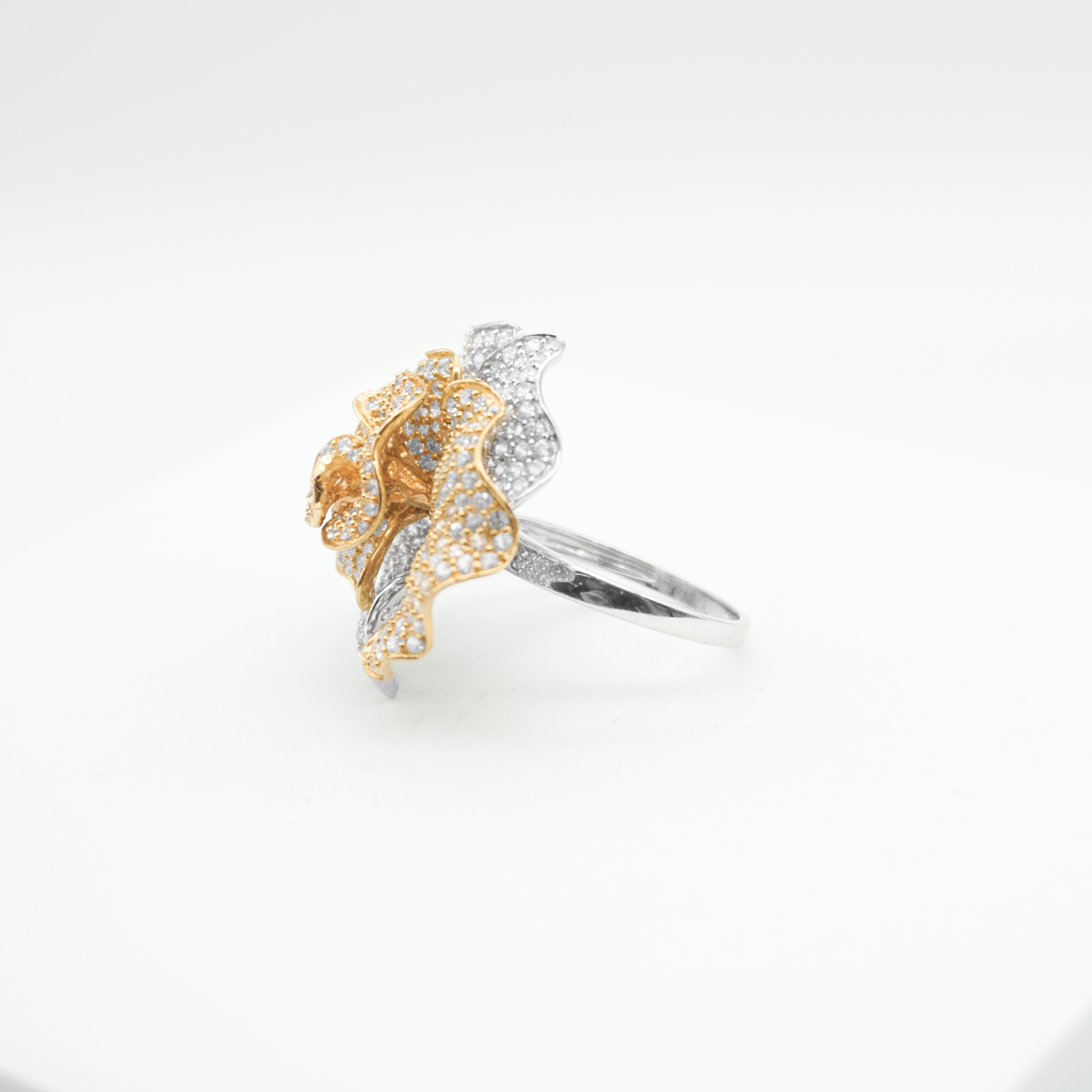 Anillo Flor con Zirconias 14 Kilates