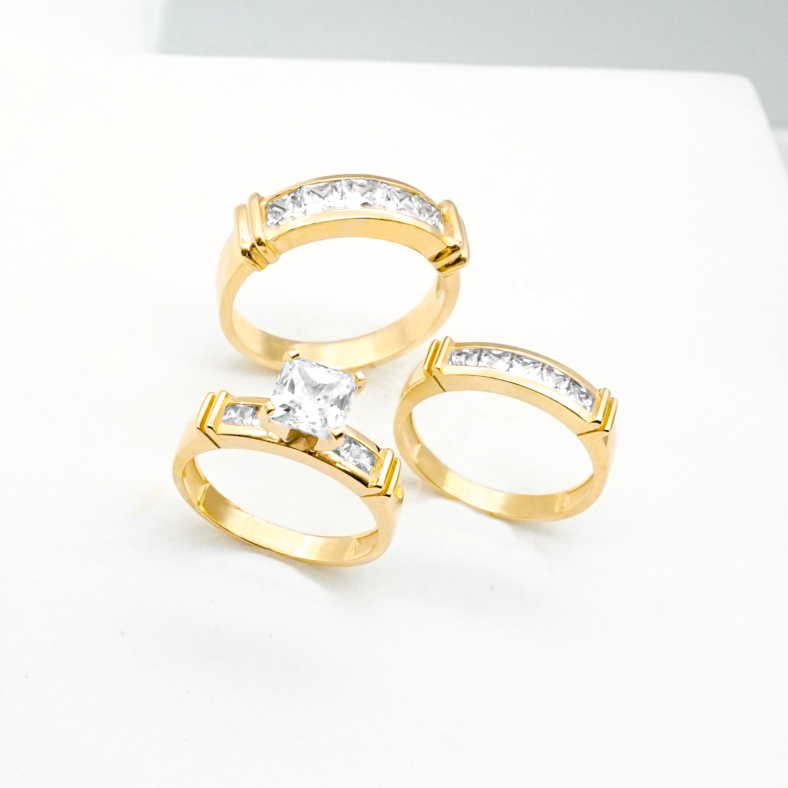 Trío matrimonial de oro amarillo con zirconias | 14k | 12.9