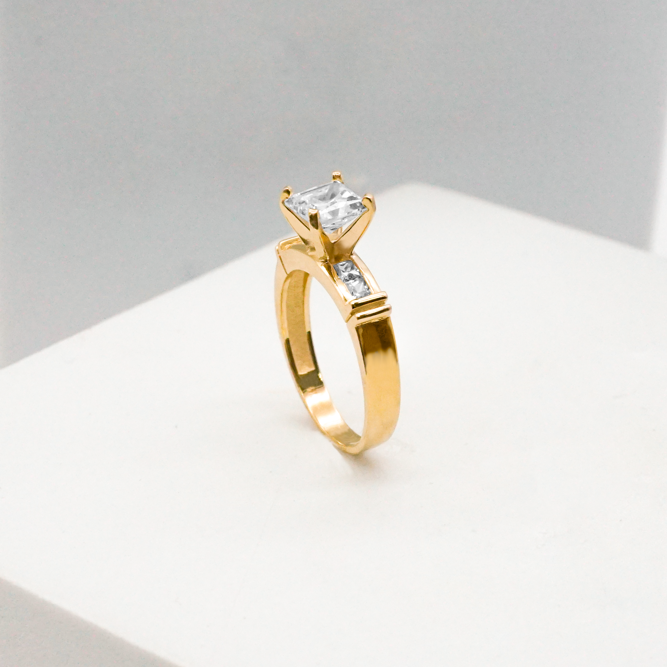 Trío matrimonial de oro amarillo con zirconias | 14k | 12.9