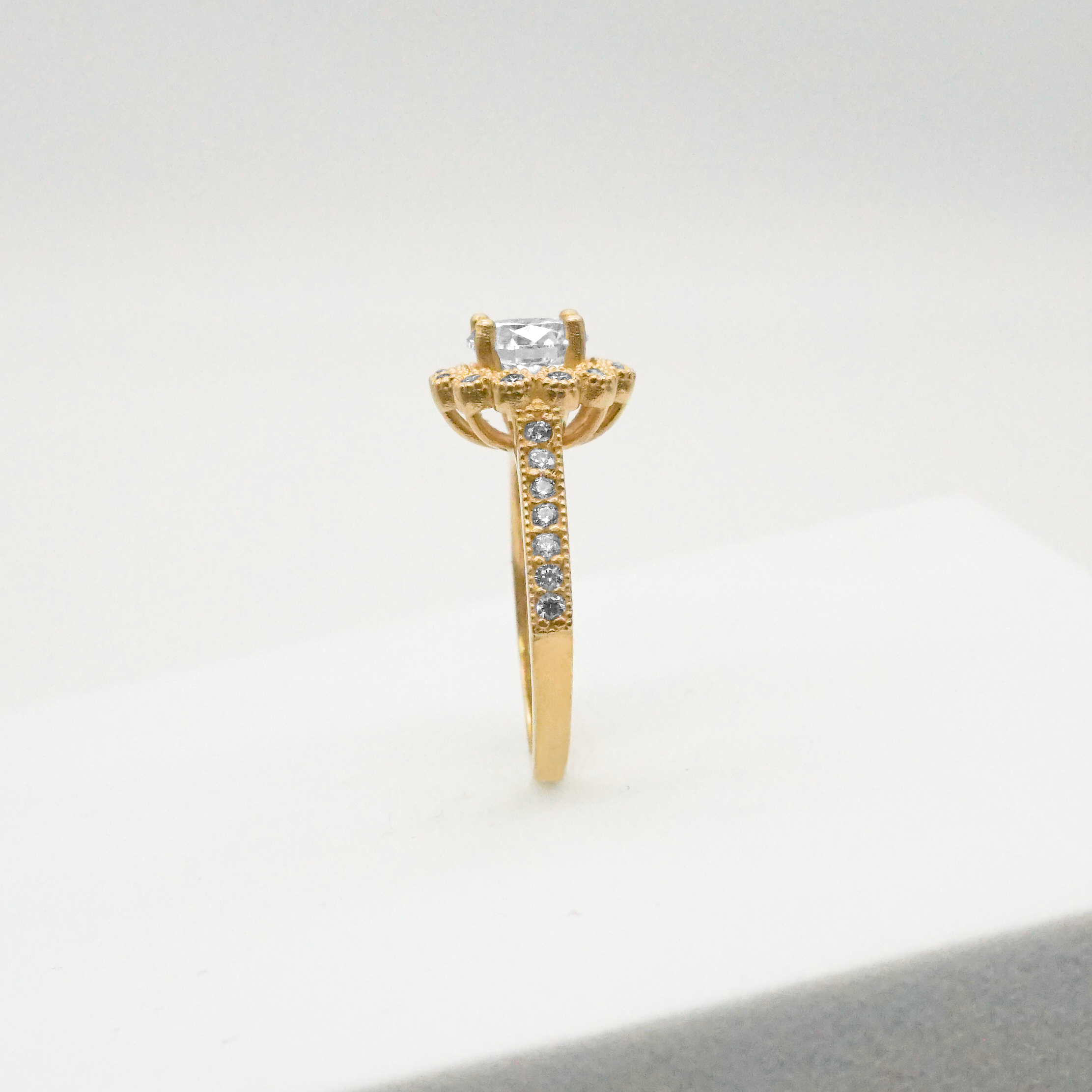 Anillo de compromiso de Oro amarillo 14k con zirconias