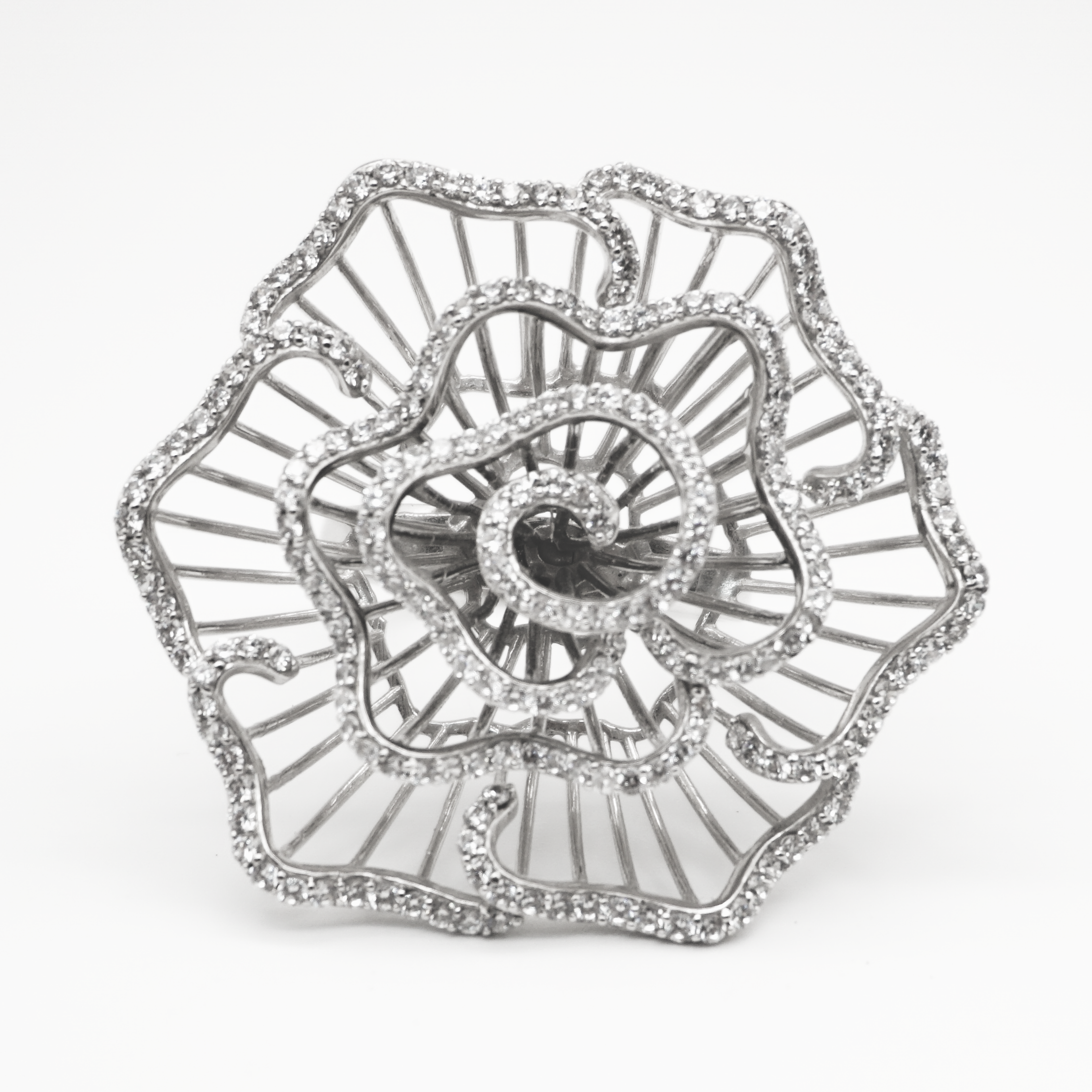 Anillo Flor de oro blanco con zirconias | 14k | 9.9