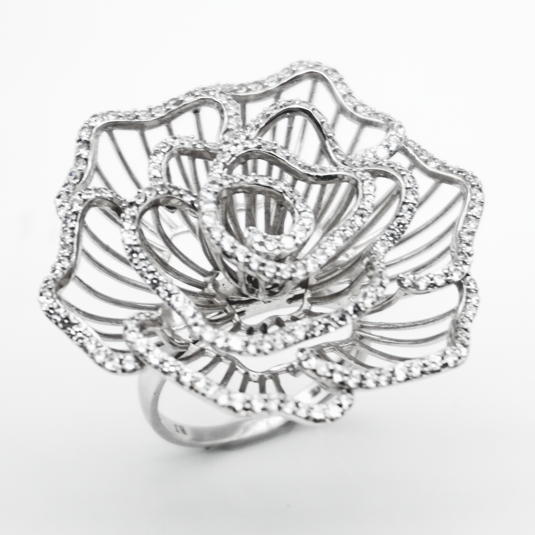 Anillo Flor de oro blanco con zirconias | 14k | 9.9