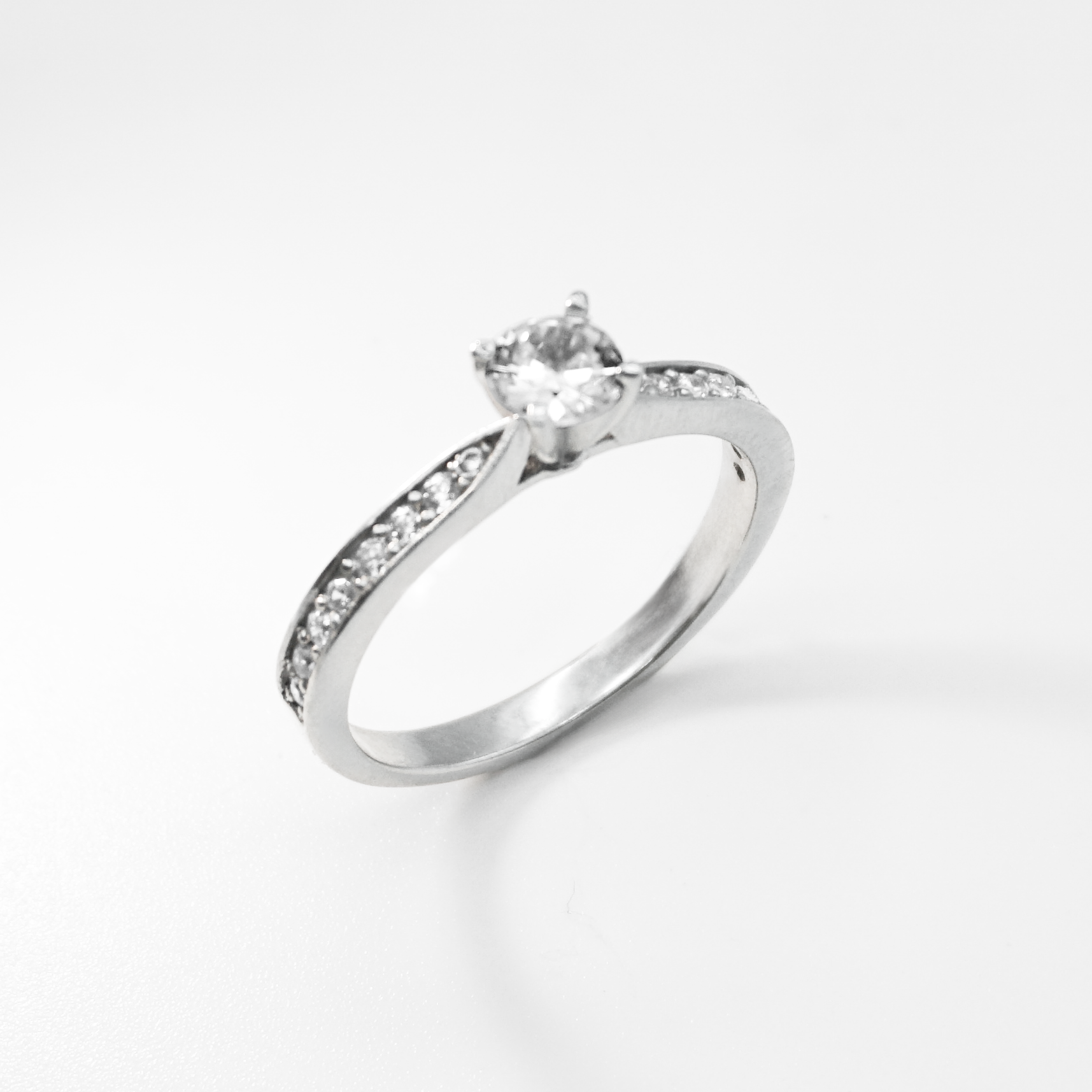 Solitario oro blanco con zirconias | 10k | 2.8g