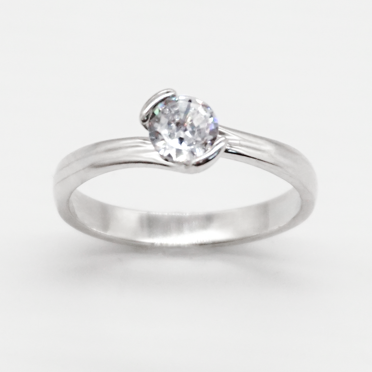 Solitario de oro blanco con zirconias | 14k | 2.6g