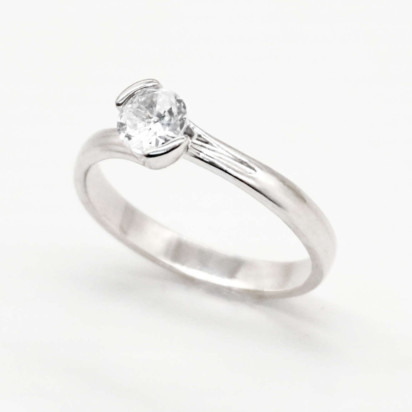 Solitario de oro blanco con zirconias | 14k | 2.6g