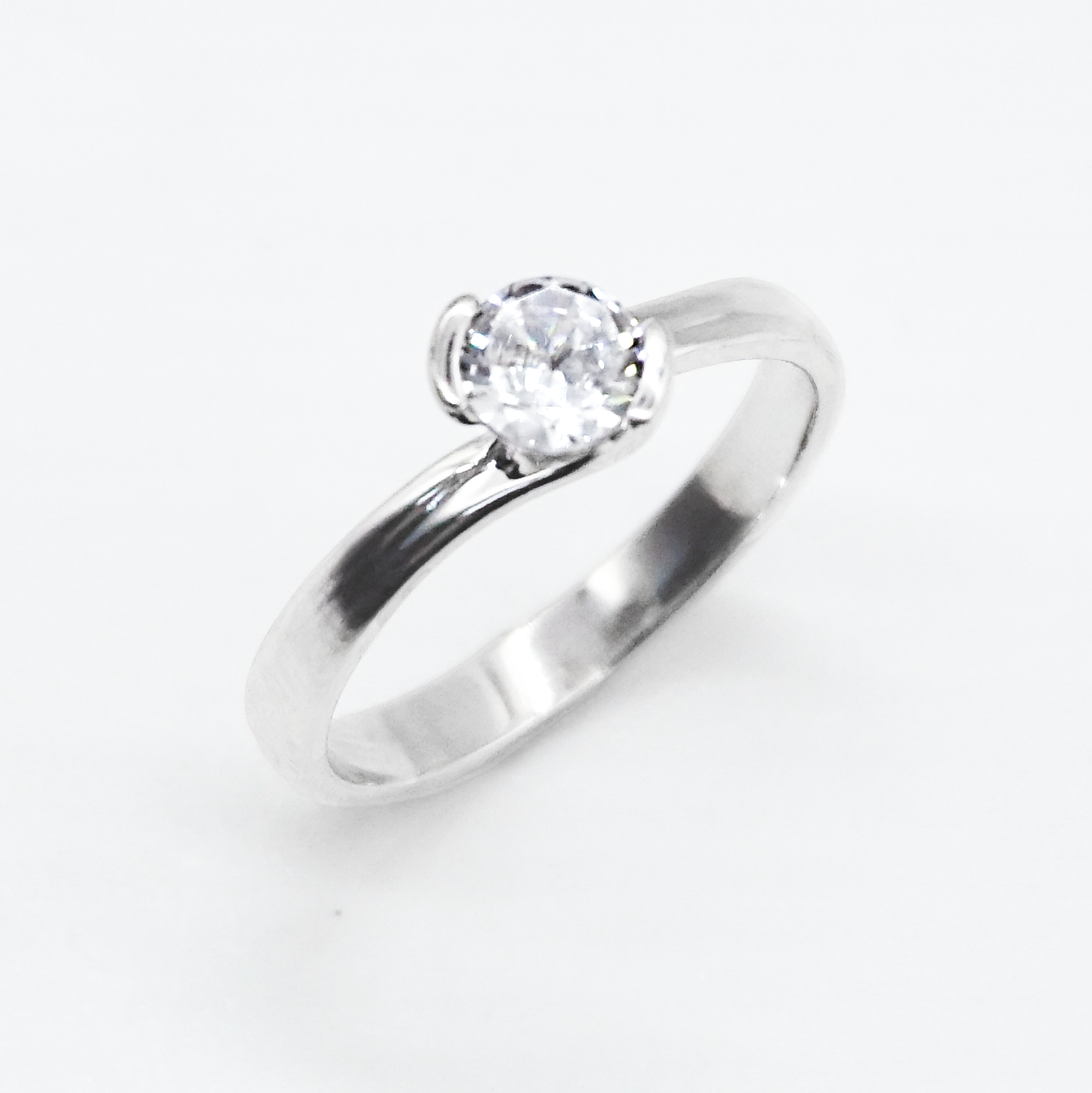 Solitario de oro blanco con zirconias | 14k | 2.6g