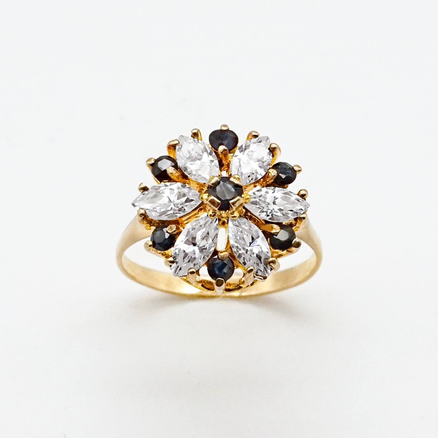 Anillo Flor con zirconias negras y blancas | 10k | 3g